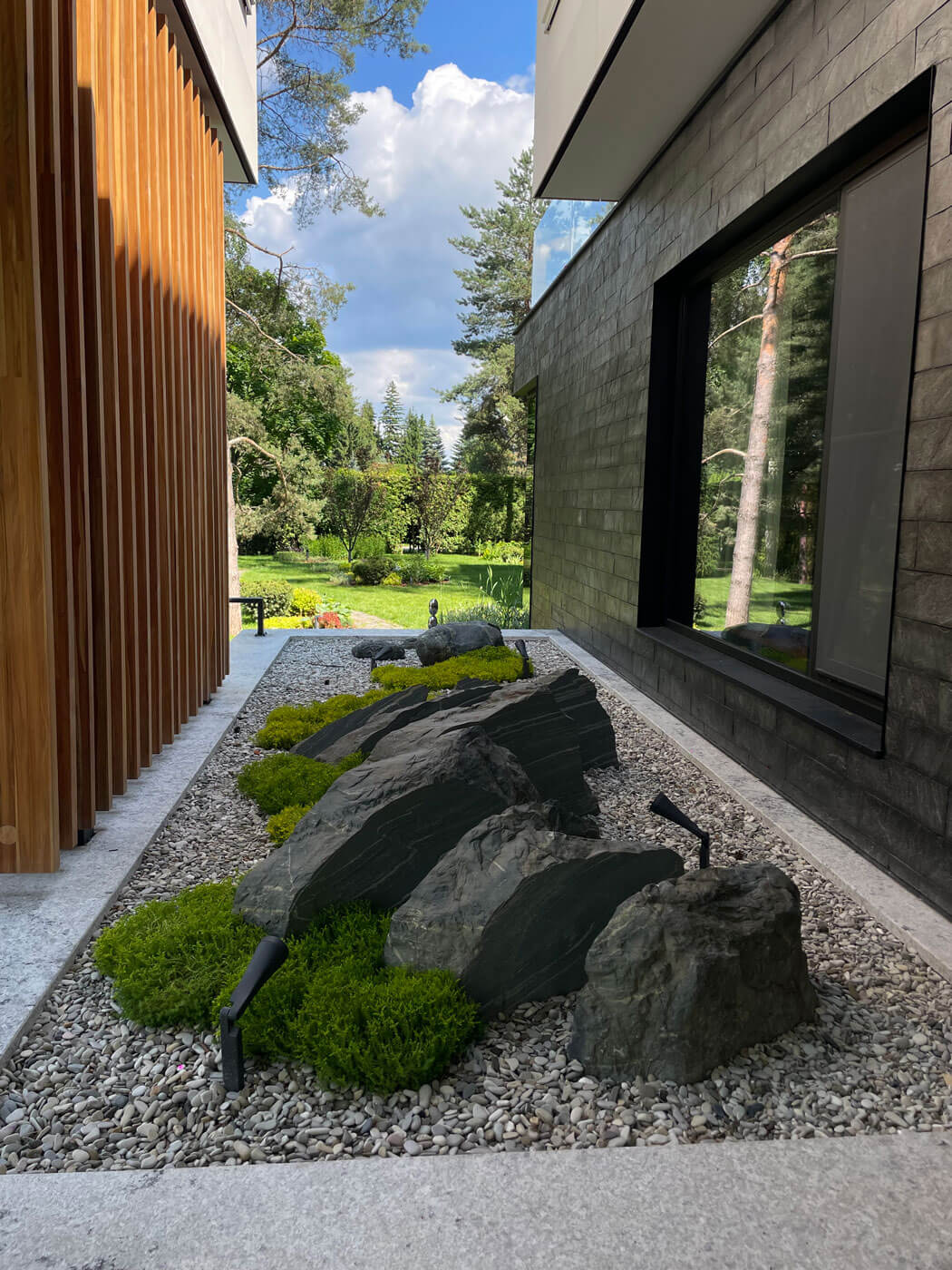 Композиция Леана в архитектурной среде частного дома